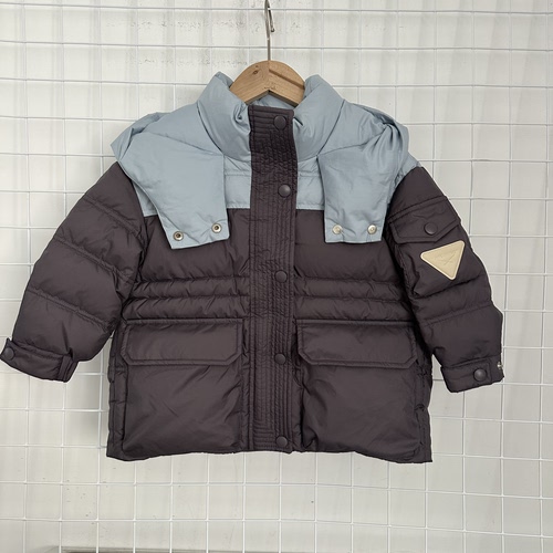 25年朋，剪吊牌，小童男宝中长连帽羽绒服，吊799，2892