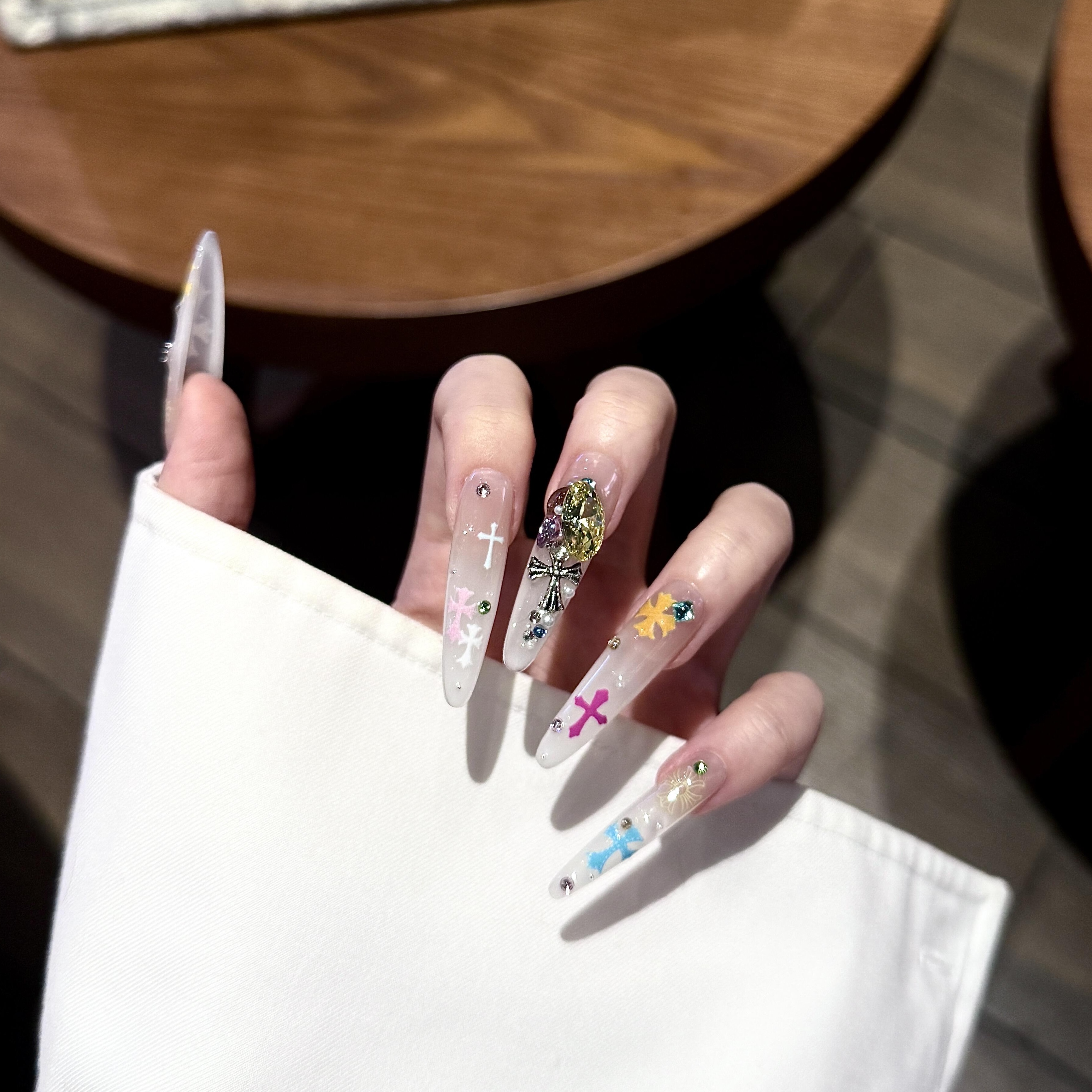 辣妹冰透乳白渐变彩色克罗心美甲