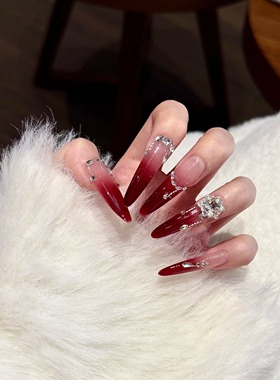 新年红色招财高级感喷枪渐变满钻爆闪手工穿戴甲圣诞氛围显白美甲