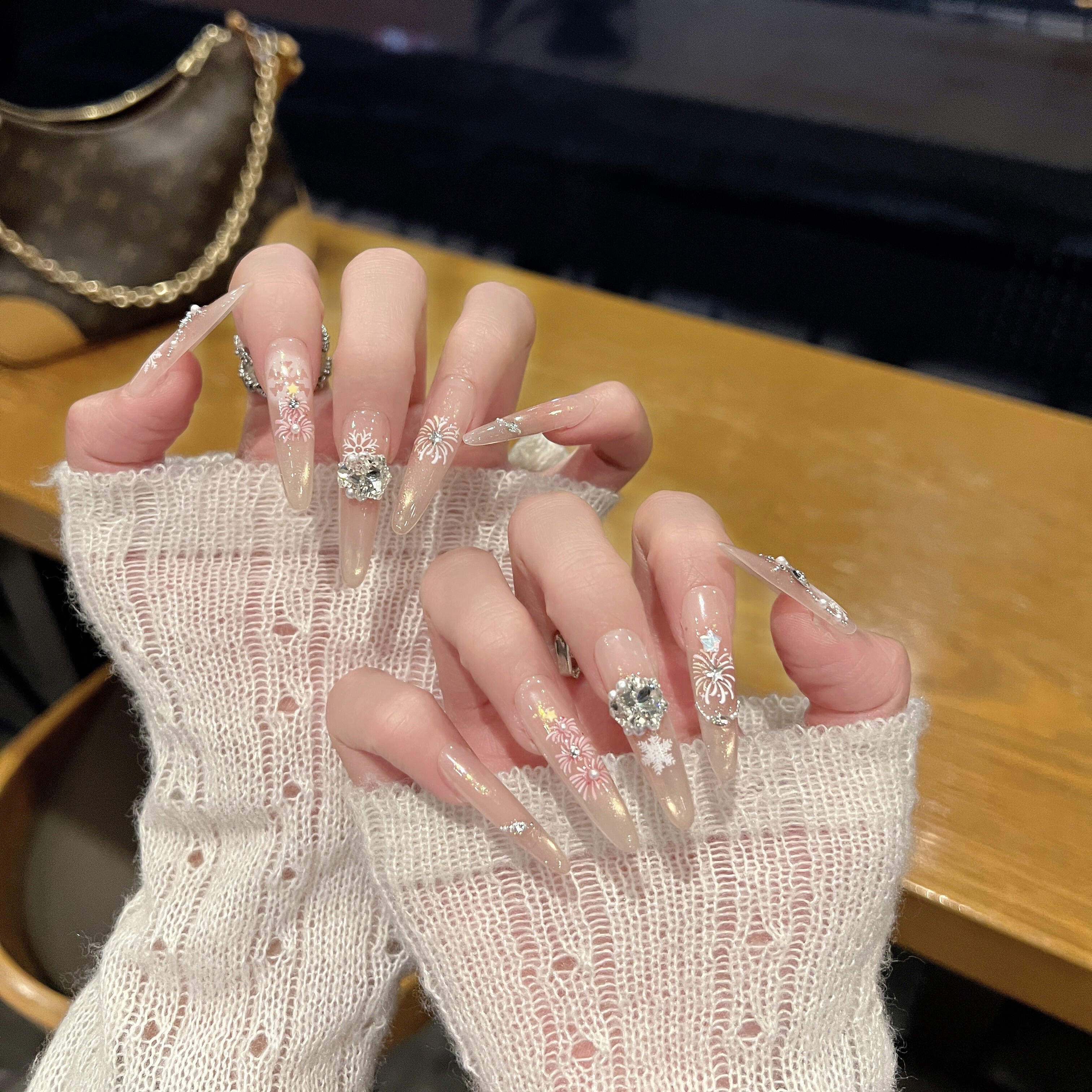 新年氛围感蜜桃裸粉渐变猫眼手工穿戴甲法式爆闪烟花碎钻锆石美甲,彩妆/香水/美妆工具,穿戴甲/甲片,淘宝优惠券,粉丝福利购,淘宝优惠卷