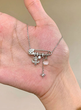 高级感拉丝鸢尾花别针吊坠项链女甜酷个性时尚潮流气质颈链锁骨链