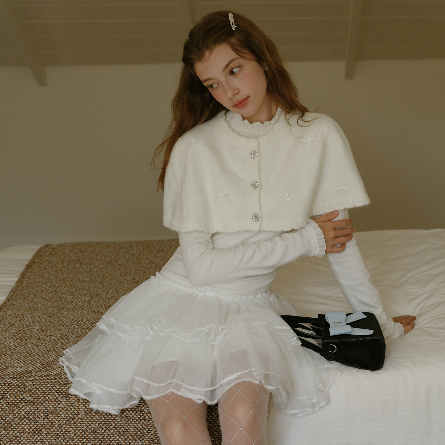 白色半高领连衣裙配针织斗篷披肩