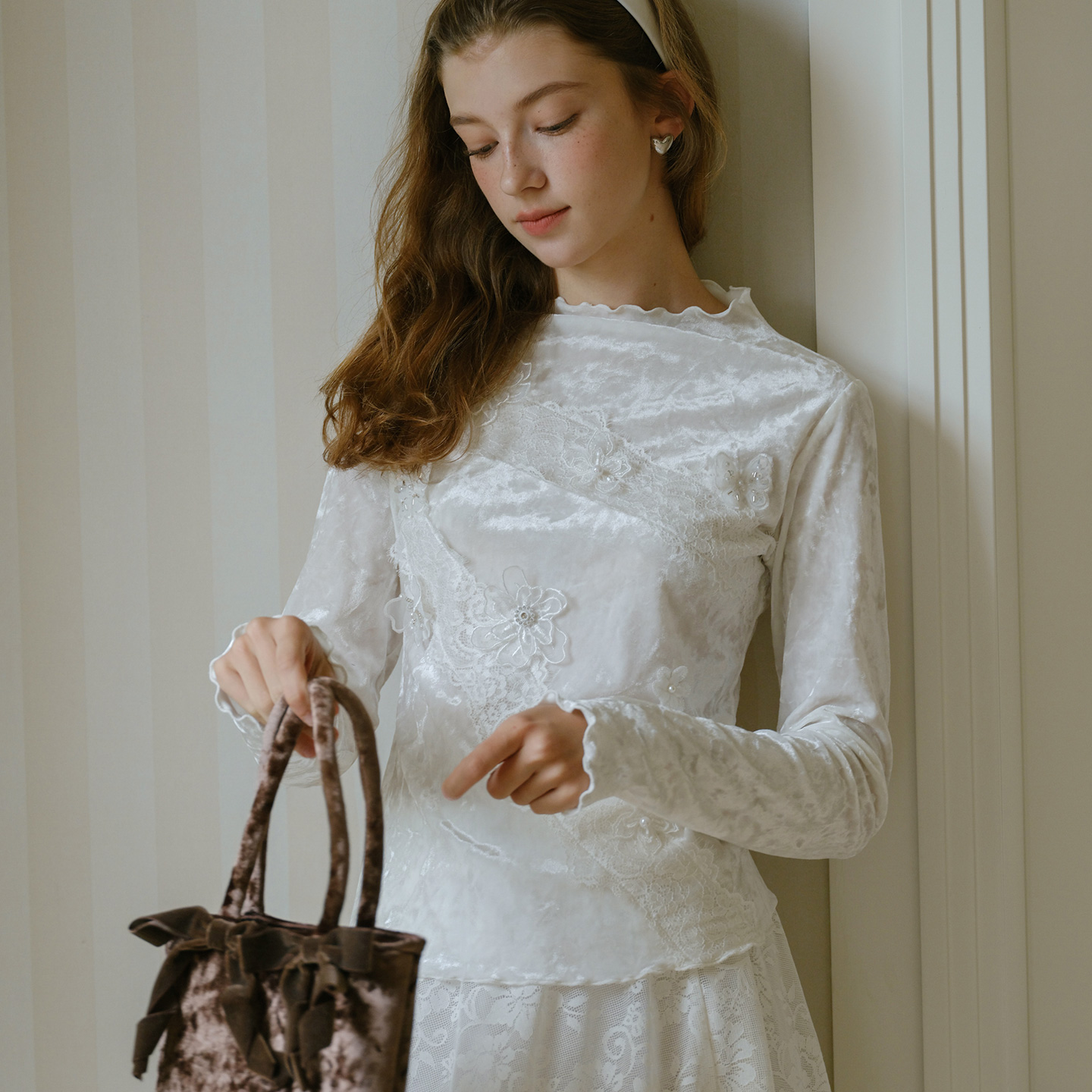 丝绒打底衫蕾丝花朵蝴蝶花边上衣