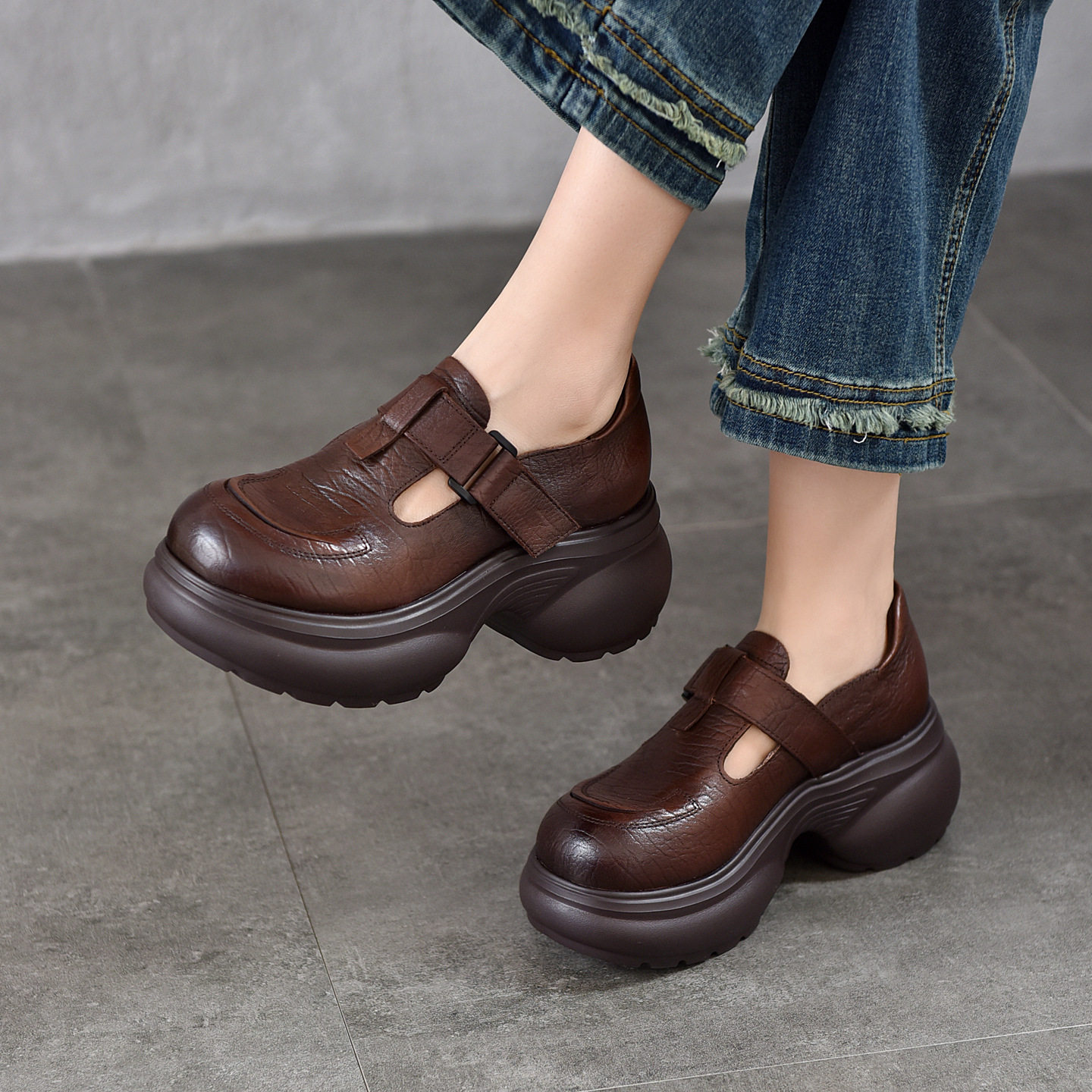 2026春夏新款休闲女鞋真皮百搭魔术贴厚底松糕鞋复古圆头时尚单鞋