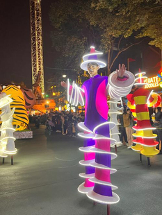 来图定制高跷小丑巡游服装LED灯光夜厂园区演出服主题乐园游乐场