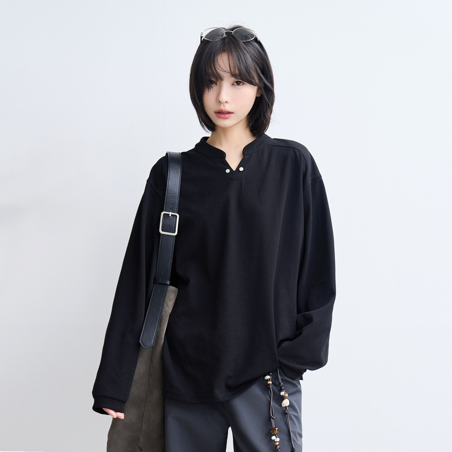 万有引力博物馆 纯色小V领长袖T恤女秋季2025年新款宽松百搭上衣,女装/女士精品,T恤,淘宝优惠券,粉丝福利购,淘宝优惠卷