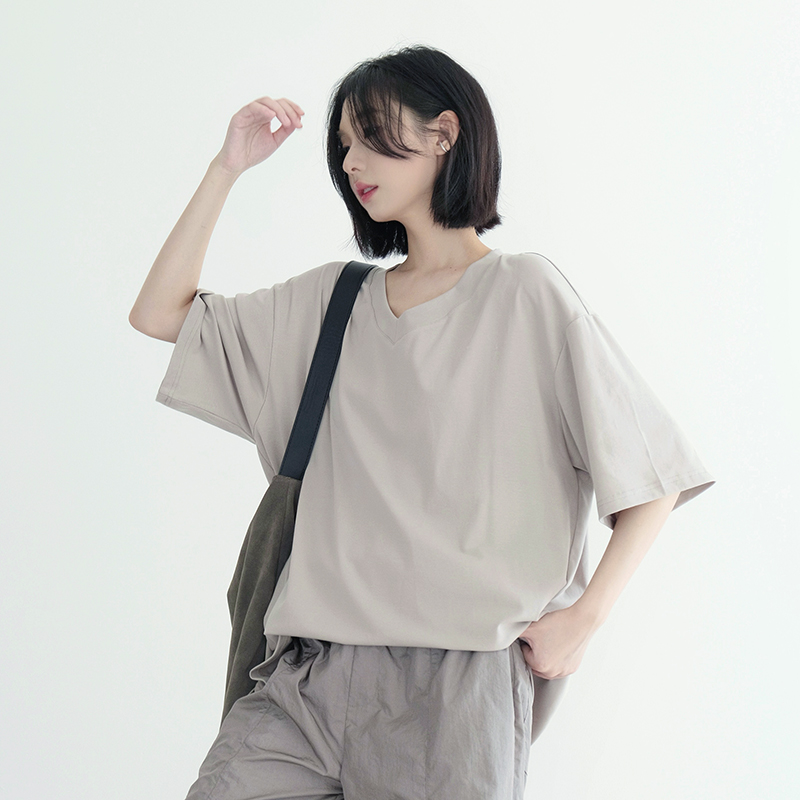 万有引力博物馆 纯色V领短袖t恤女夏季2025年新款宽松半袖上衣