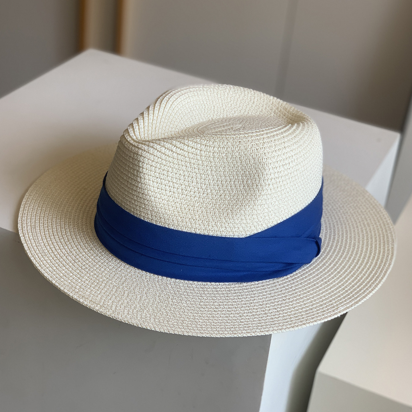 英伦风草编礼帽男女通用夏春夏宽檐沙滩情侣遮阳帽白色蓝带爵士帽