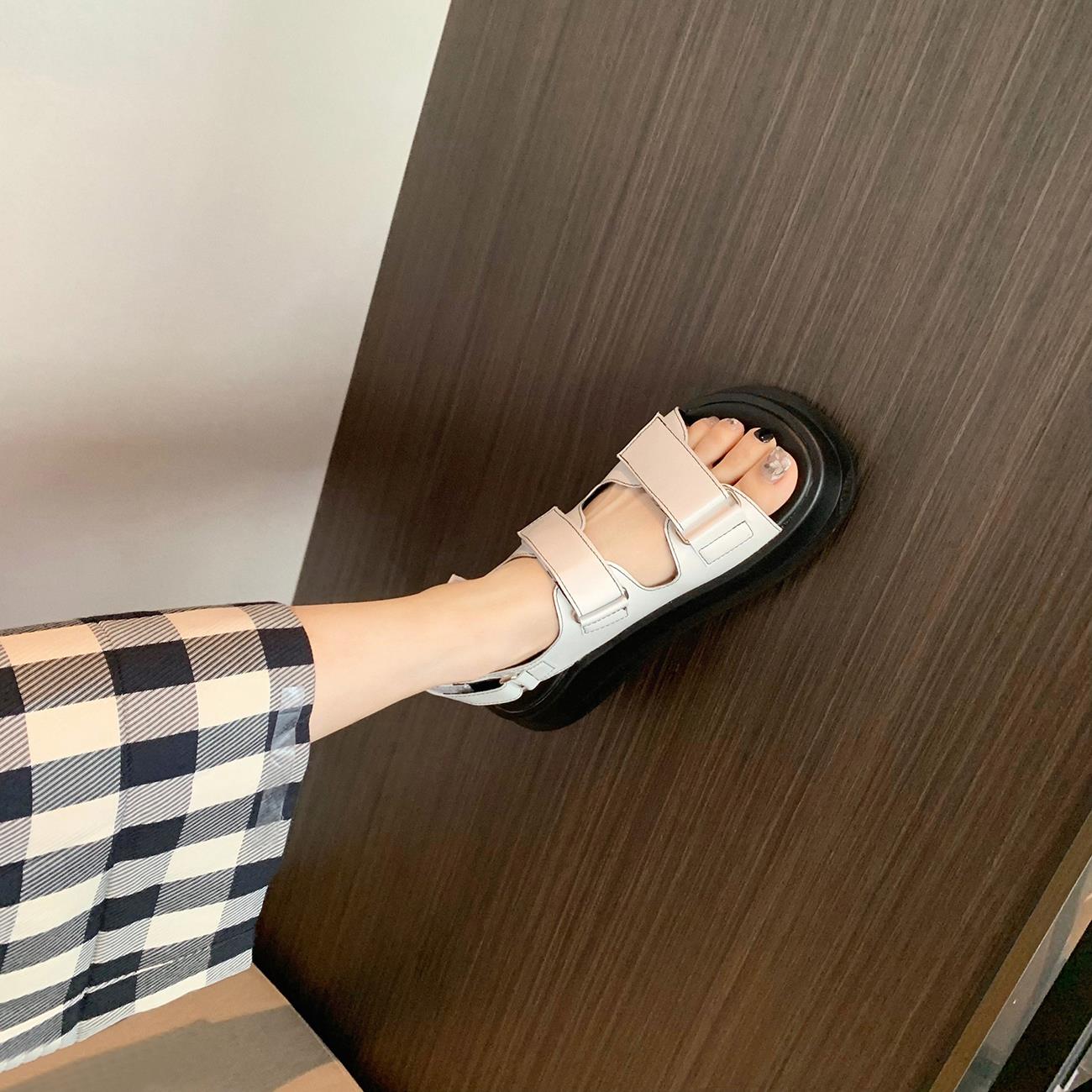 夏日罗马凉鞋女款2025新款包头羊皮厚底松糕魔术贴运动露趾沙滩鞋
