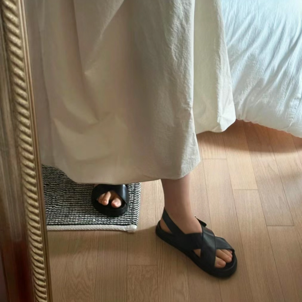 女士凉鞋女款2025新款夏季外穿羊皮法式厚底交叉带黑色平底罗马鞋