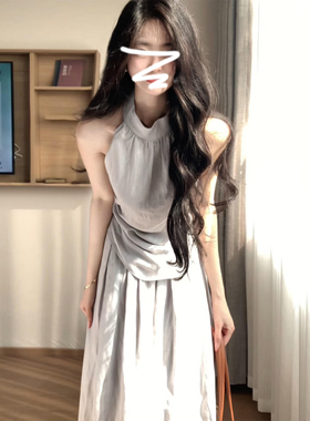 灰色挂脖无袖背心连衣裙子女初夏季2026新巨好看穿搭一整套装长裙