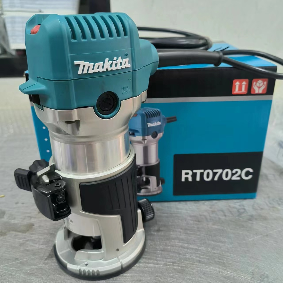 Makita牧田木工修边机RT0702C家用电动雕刻机木材开槽机电木铣