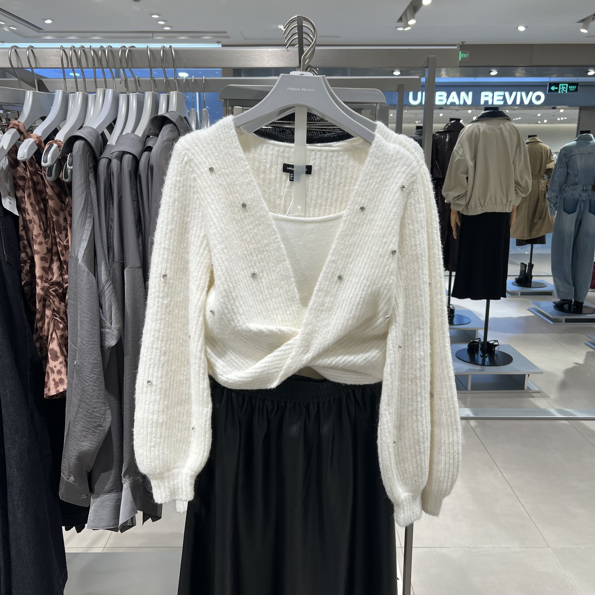 UR国内代购2025秋季女装简约格雷系钉珠装饰扭结针织衫UWG950218