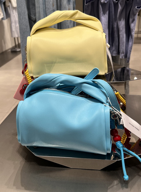 UR国内代购2025秋季女士时尚简约多巴胺挂件手提斜挎包UAYB50114