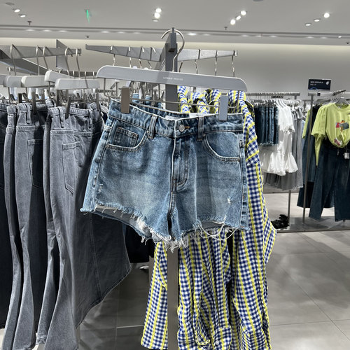 UR国内代购2025夏季女装复古休闲洗水百搭毛须牛仔短裤UYV850094