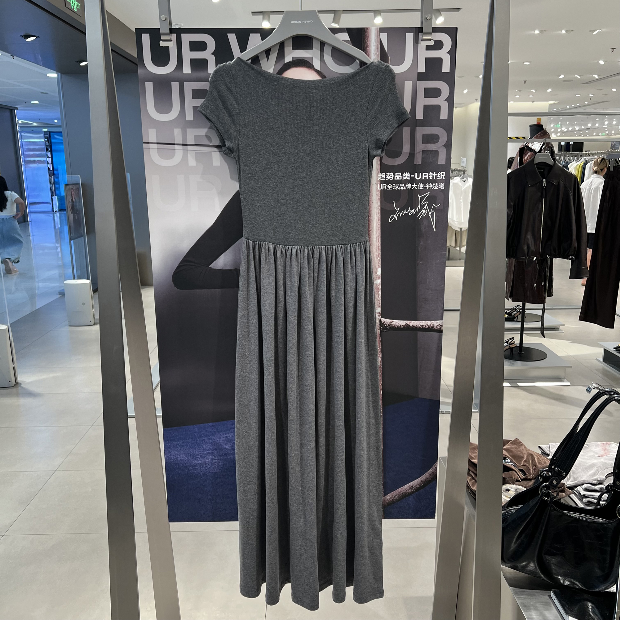 UR国内代购2025秋季女装气质简约一字领修身收腰连衣裙UWM750116