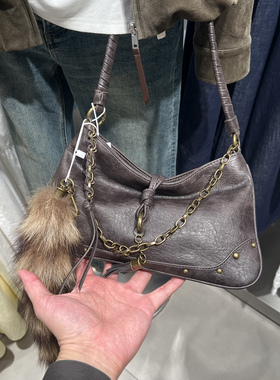 UR国内代购2025冬季女士休闲复古肌理感吊坠挂件单肩包UAWB50244