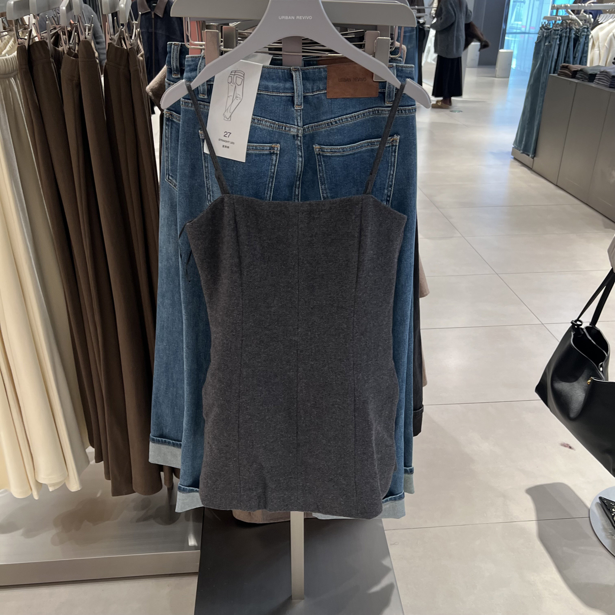 UR国内代购2025冬季女装潮流简约吊带高腰短款连身裤UWJ650094