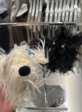 UR国内代购2025夏季女士复古时尚趣味潦草狗狗造型挂饰UAYA50181