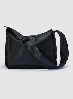 UR国内代购2026春季新款男士简约气质通勤大容量斜挎包UAMB50099