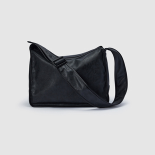 UR国内代购2026春季新款男士简约气质通勤大容量斜挎包UAMB50099