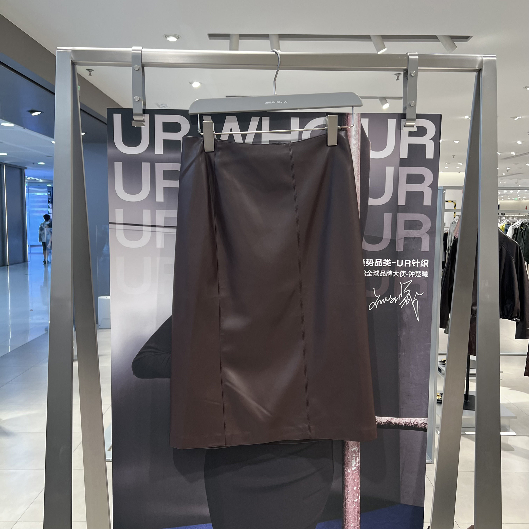 UR国内代购2025秋季女装琥珀流光风复古后开衩皮质半裙UWU550011,女装/女士精品,半身裙,淘宝优惠券,粉丝福利购,淘宝优惠卷