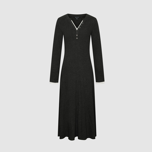 UR国内代购2026春季女装时髦潮流撞色V领纽扣饰连衣裙UWJ760022