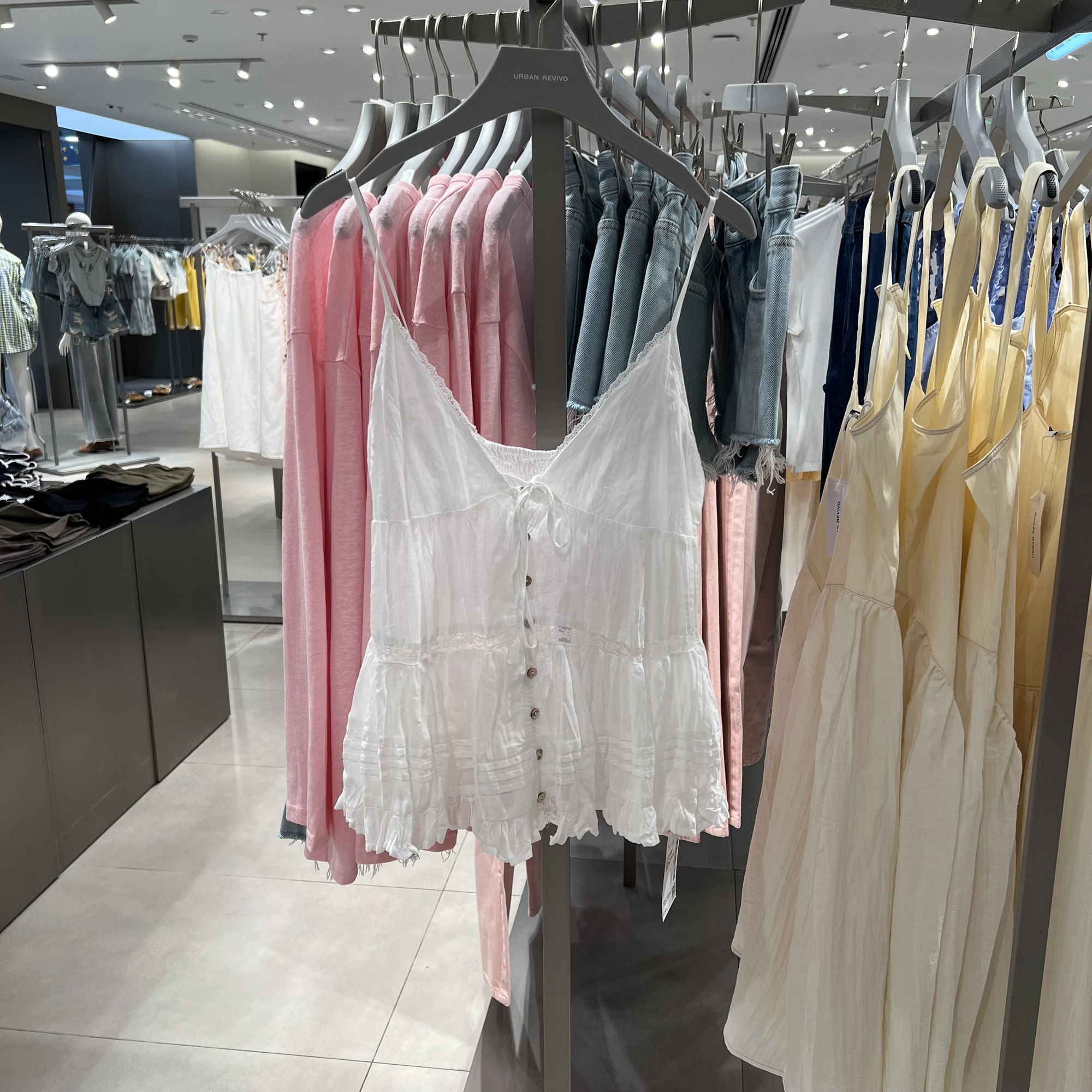 UR国内代购2025夏季女装波嬉风休闲度假感V领吊带衫UYL250089