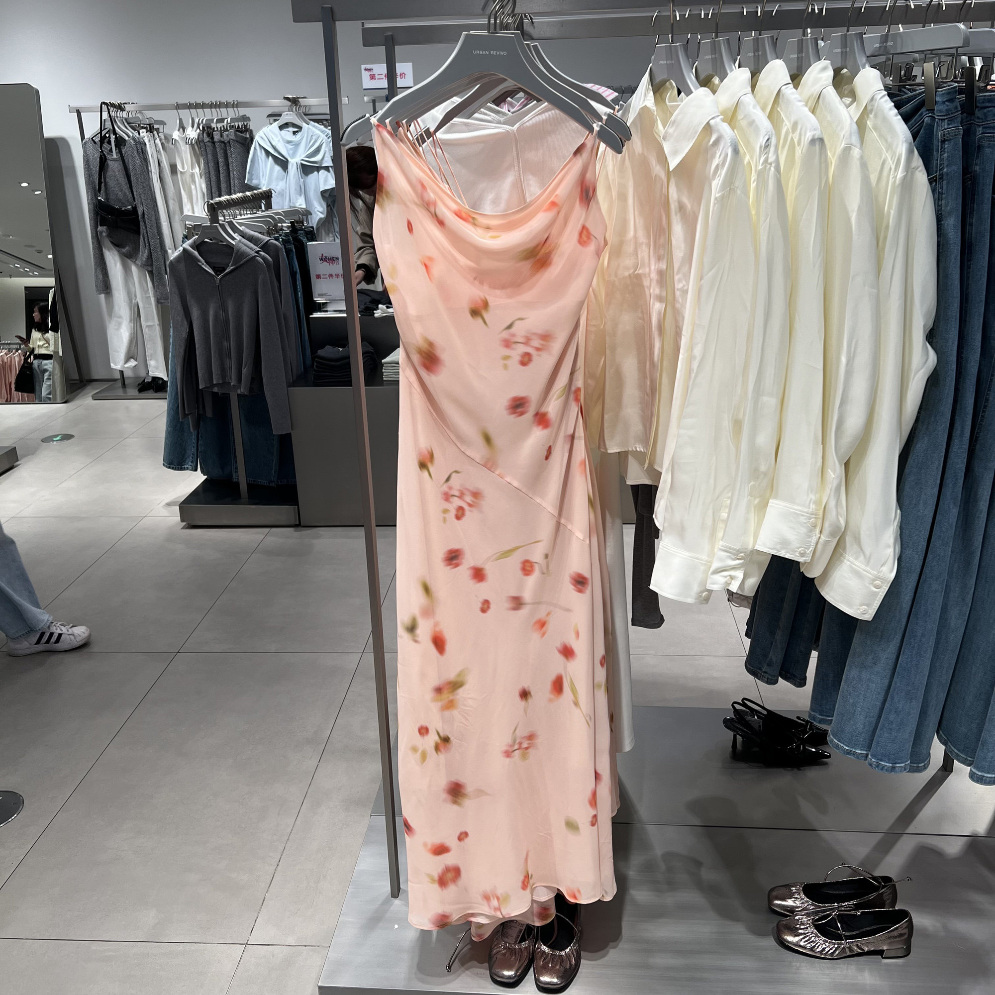 UR国内代购2025春季女装后系带荡领浪漫印花吊带连衣裙UWG750028