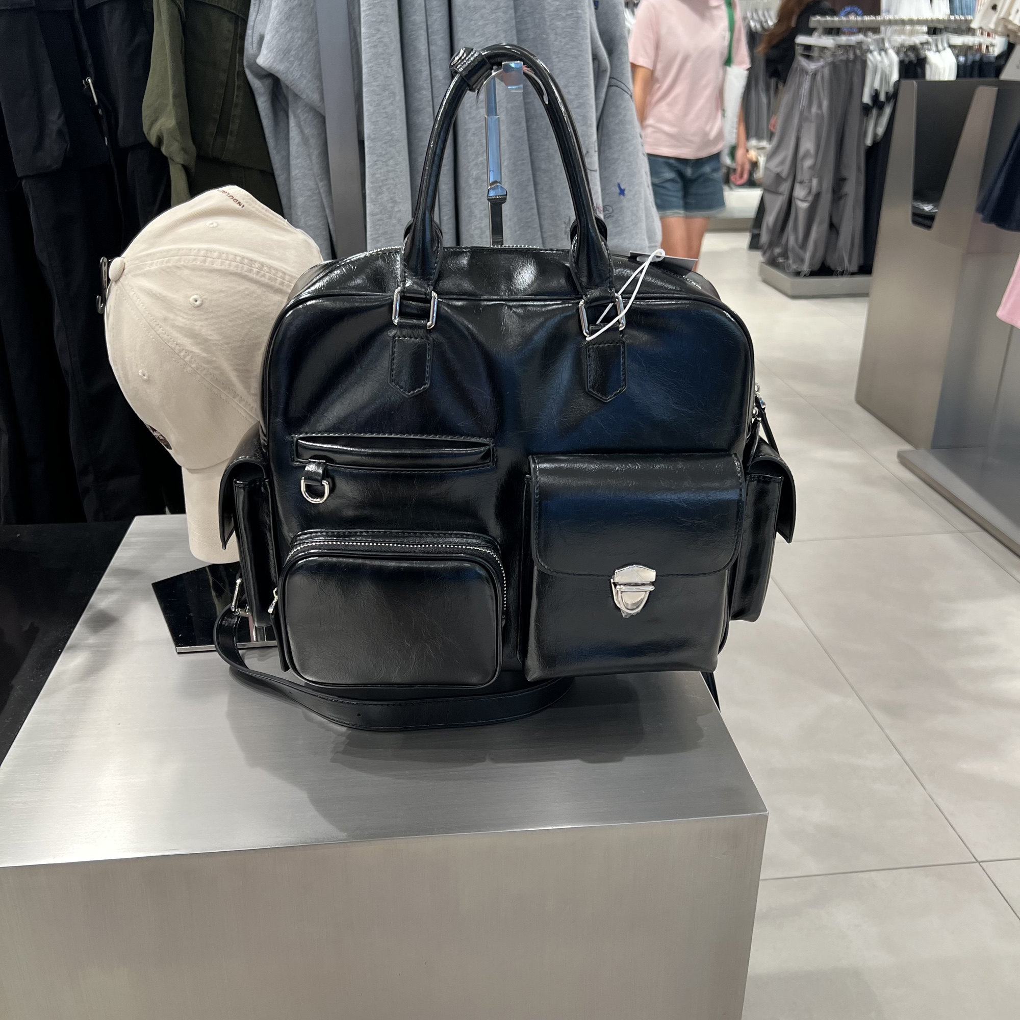 UR国内代购2025秋季女士亮面复古感学院风多口袋背包UAYB50171,箱包皮具/热销女包/男包,双肩背包,淘宝优惠券,粉丝福利购,淘宝优惠卷