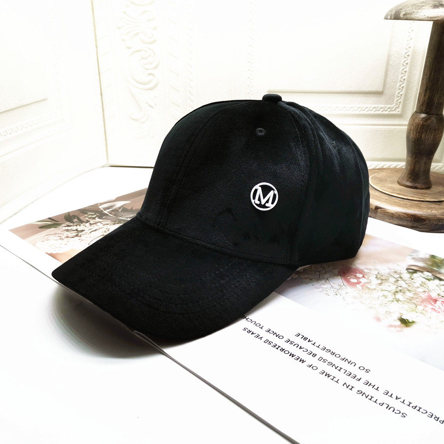 新品秋冬青年弯檐圆顶休闲丝绒棉白色大头字母黑色金色M标棒球帽