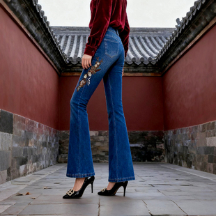 风姿歌2026秋冬新款复古刺绣微喇牛仔裤女高腰修身显腿长大码长裤