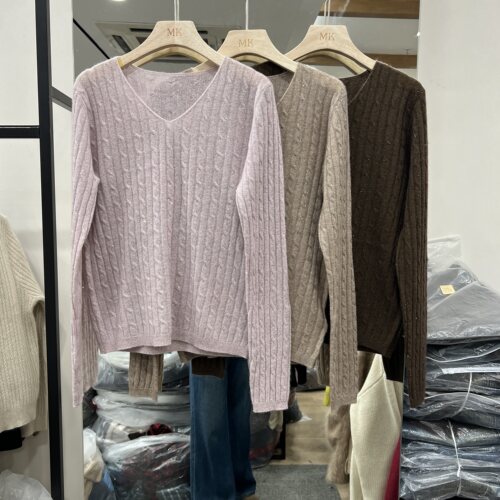 欧货女装2026冬季新款V领烫钻麻花纹软糯羊毛山羊绒长袖打底毛衣