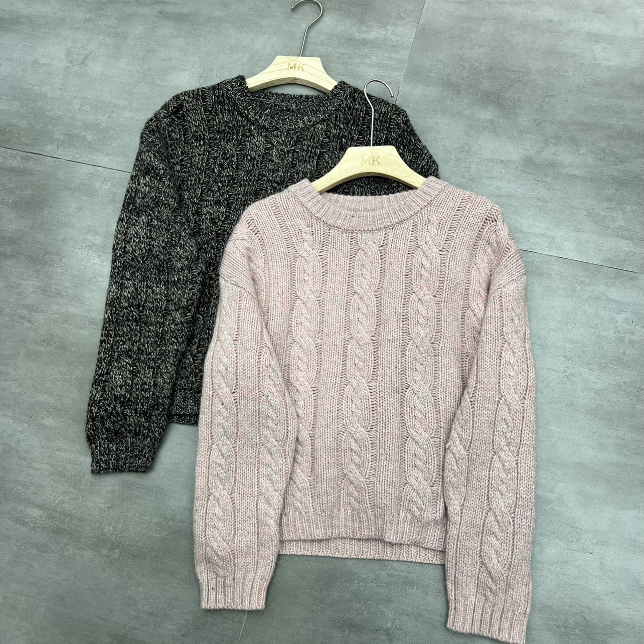 轻奢风女装25冬季新款麻花纹圆领山羊绒毛衣宽松套头老钱风针织衫