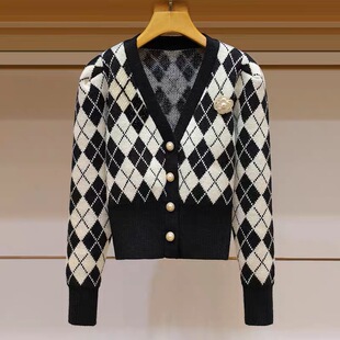 钉珠菱格撞色短款V领针织开衫女2023秋冬新款气质长袖毛衣减龄