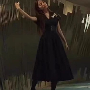 刘亦菲黄亦玫吴谨言明星同款衣服2024夏新黑色收腰中长A字连衣裙