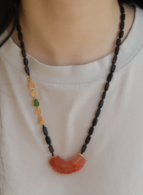 精品一枚天然南红精雕牡丹花弯管特别的设计配纯手工沉香项链碧玉