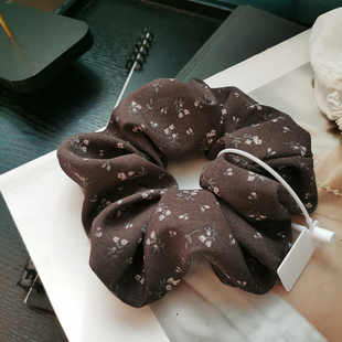 法式 低马尾丸子头发绳 复古咖色底粉色小花朵大肠发圈2025年新款