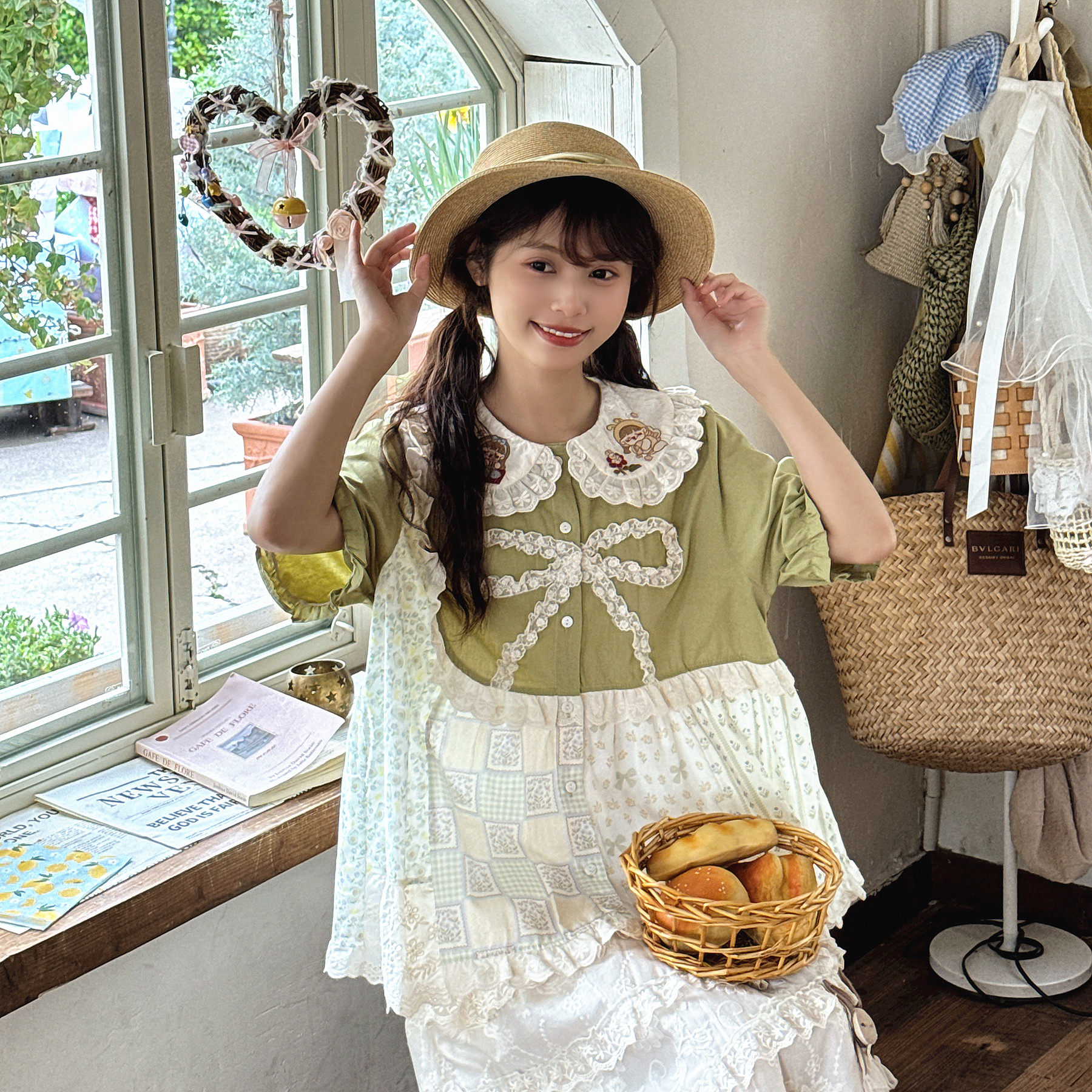 夏季复古绿色刺绣娃娃大翻领灯笼袖衬衫森系精美刺绣减龄收腰上衣