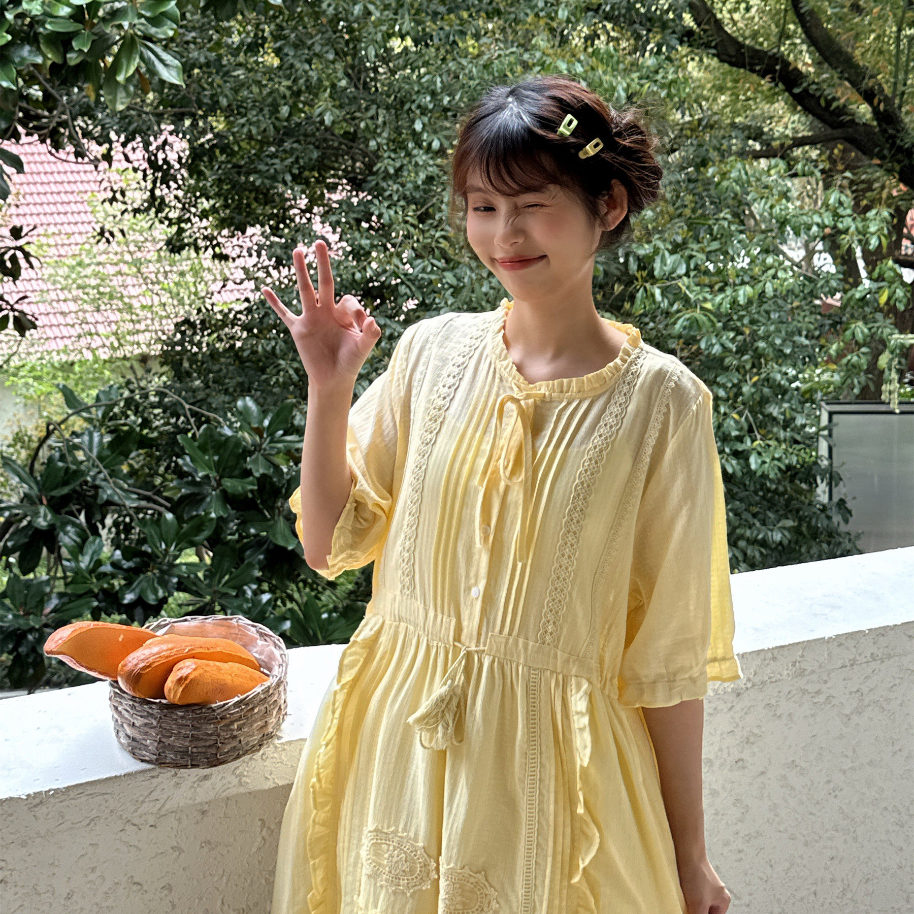 少女奶油黄色蕾丝花边收腰连衣裙