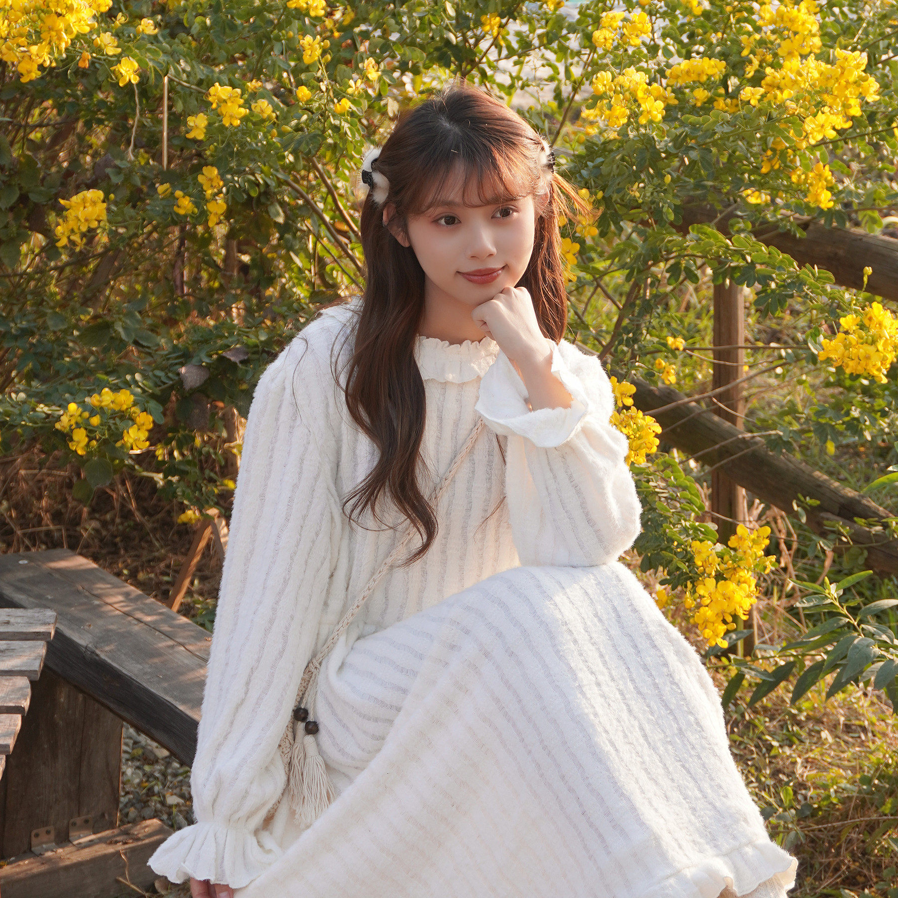 森系温柔米白色蕾丝花边领连衣裙