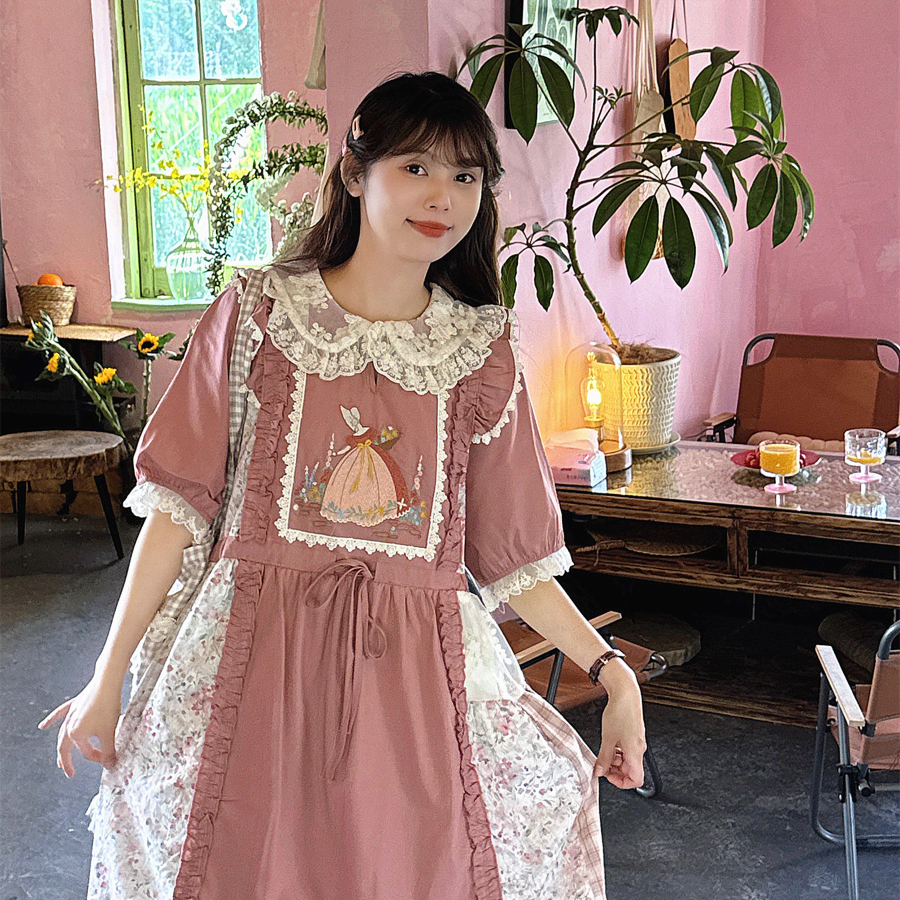 森系少女刺绣蕾丝娃娃领短袖连衣裙复古碎花暗红色娃娃裙收腰长裙