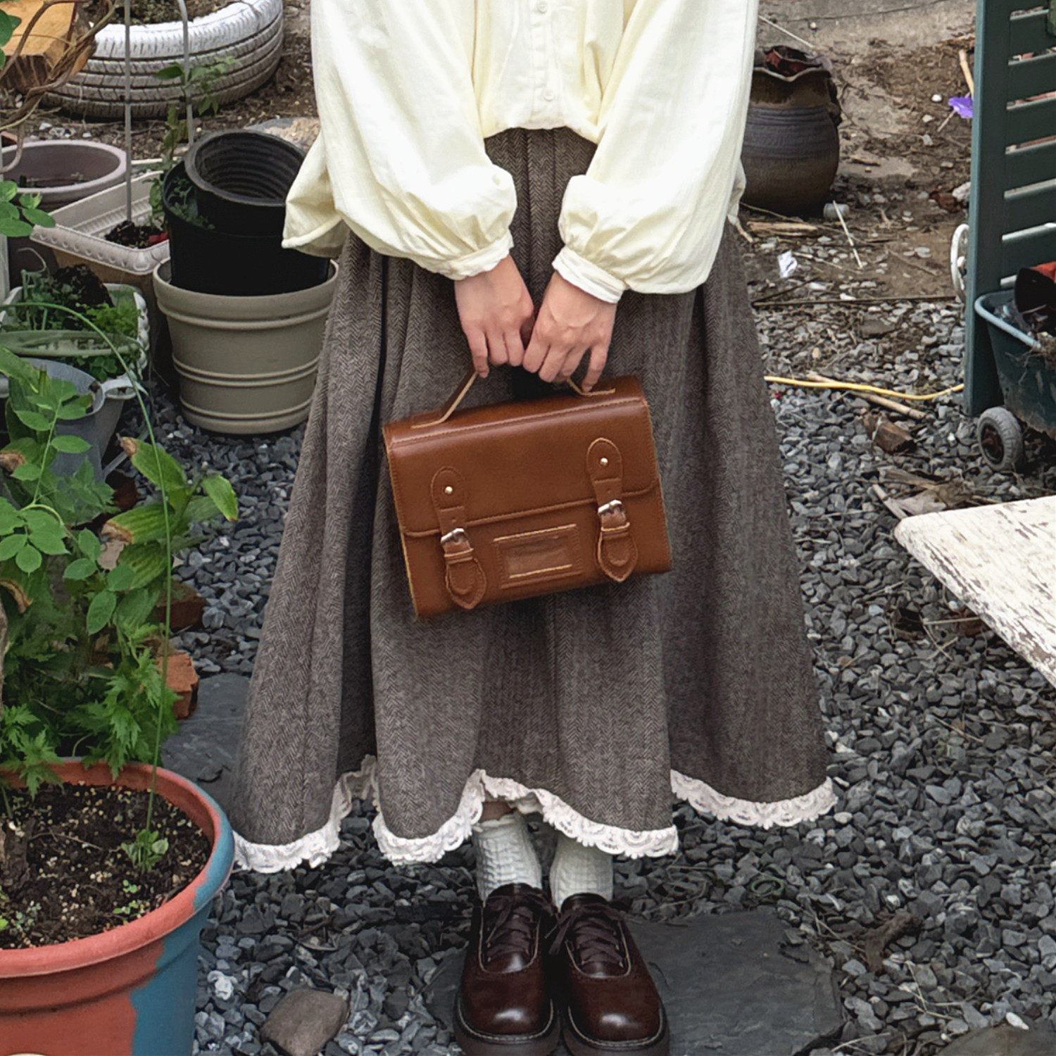 少女咖啡色下摆蕾丝毛呢半身裙