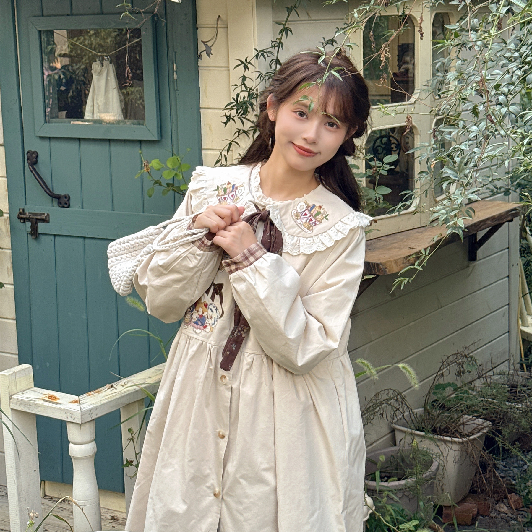 少女奶油米色刺绣蕾丝娃娃领风衣