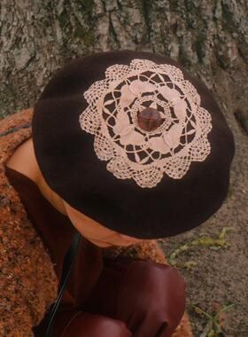 womaninahat手工制作复古蕾丝纽扣秋栗深灰色文艺贝雷帽