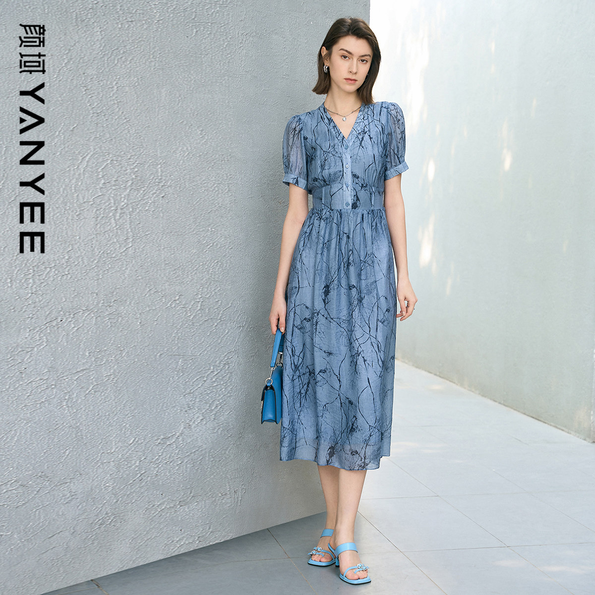 颜域短袖V领连衣裙2026新款女夏季高级感蓝色收腰显瘦长款碎花裙