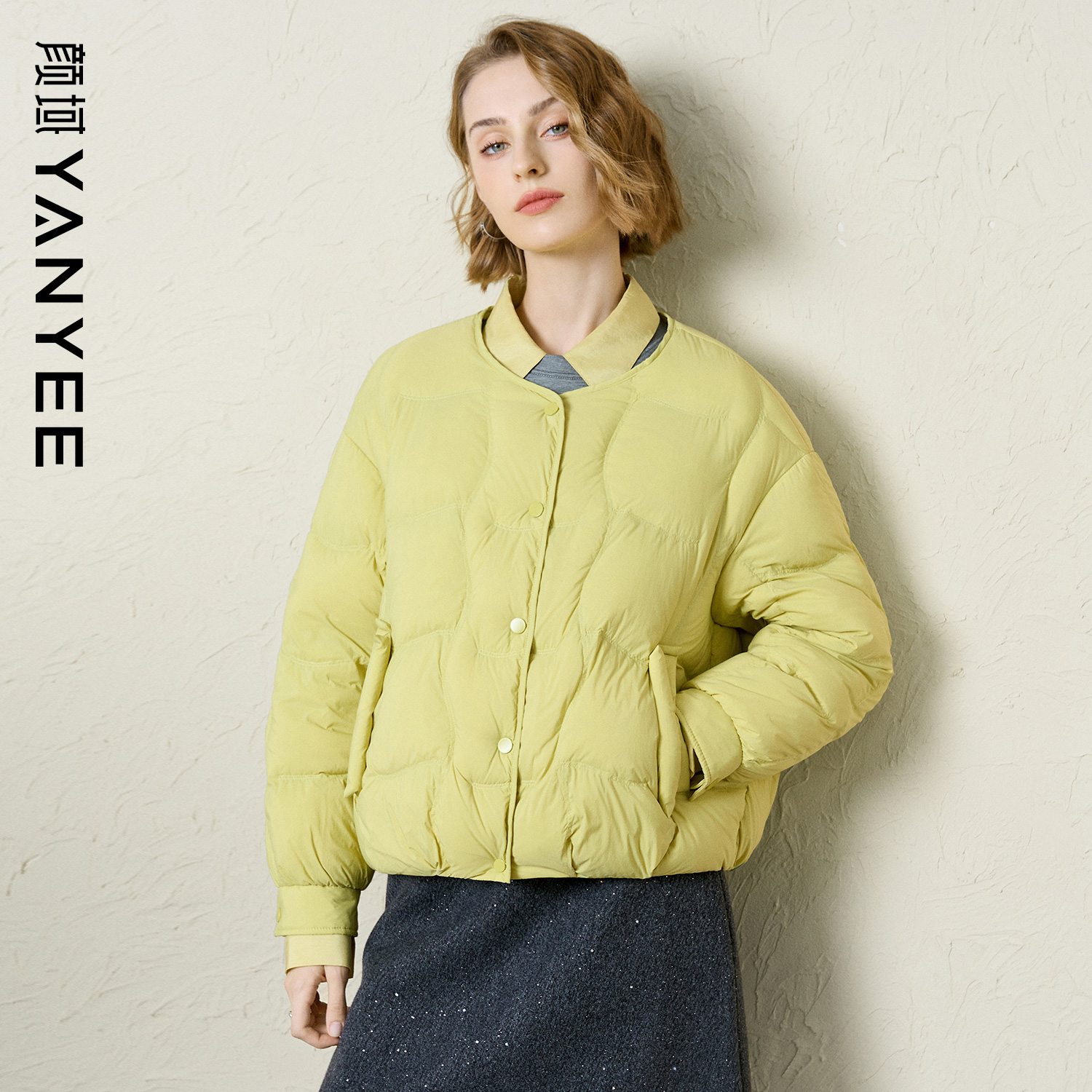 颜域短款圆领羽绒服2025新款冬季女士轻薄款保暖简约时尚鸭绒外套