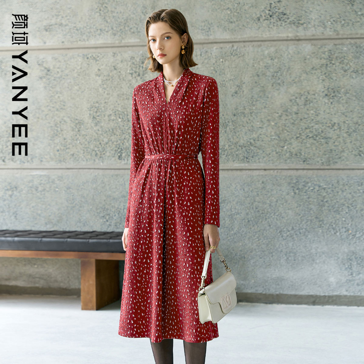 中长款收腰V领长袖裙子