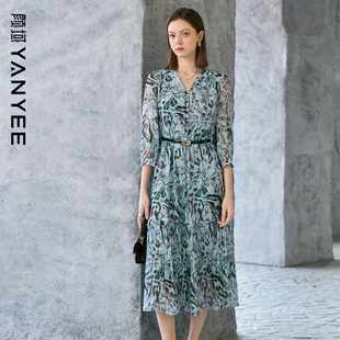 颜域气质印花七分袖连衣裙女2026春季新款简约V领显瘦百搭中长裙