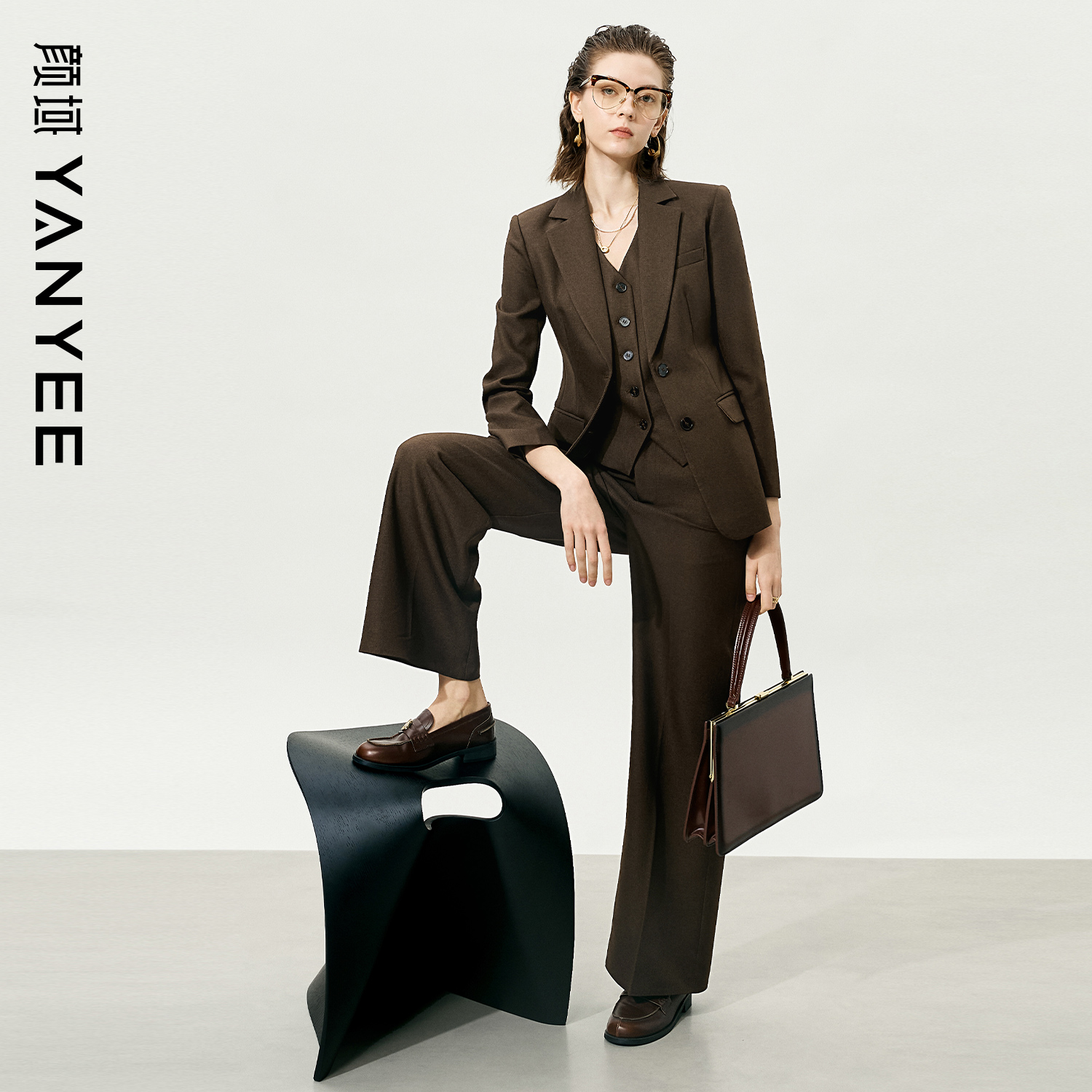 颜域咖色马甲裤子西装三件套